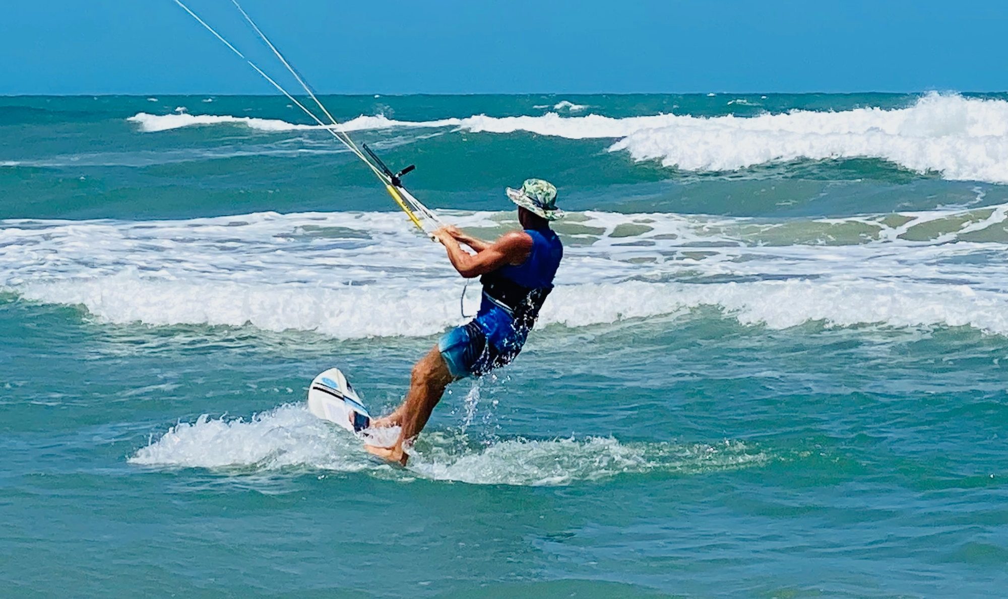 Dirk Poeschke beim Kitesurfen in den Wellen